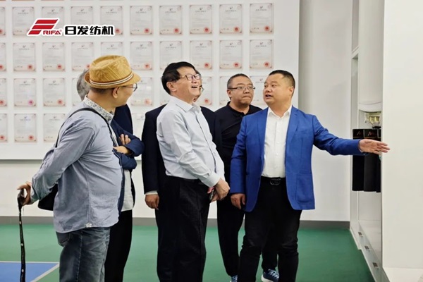 Добро пожаловать в делегацию Xinjiang Textile & Apparel Association, посетив RIFA